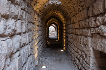 Obraz premium A long, narrow tunnel made of stone