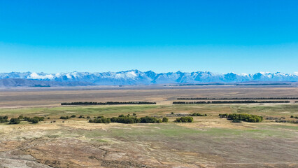 Fototapeta premium Remote rural arid desert like valley McKenzies Pass near Dog Kennel corner Tekapo