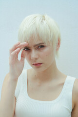 Fototapeta premium 屋外で撮影をした白人女性の雰囲気のあるポートレート