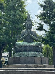 Obraz premium statue of a man in the park