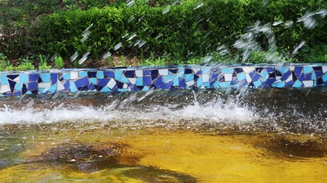 A stream of water gushes from a fountain in the park.공원의 분수대에서 물줄기가 솟아오릅니다.