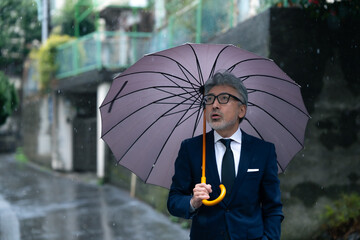 傘をさす男性