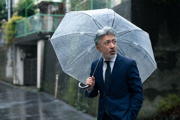 傘をさす男性