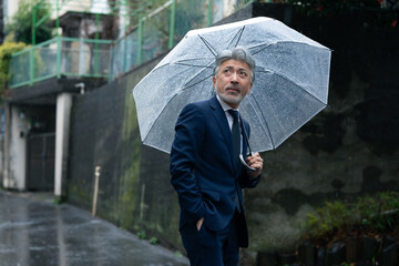 傘をさす男性