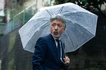 傘をさす男性