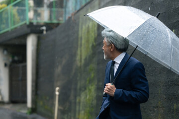 傘をさす男性
