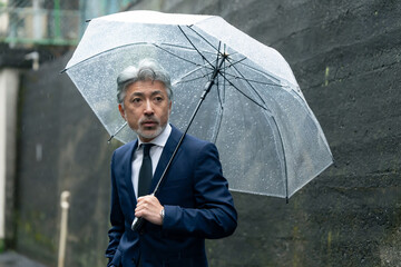 傘をさす男性