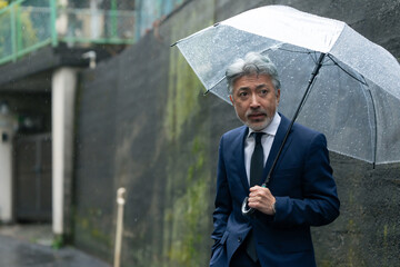 傘をさす男性