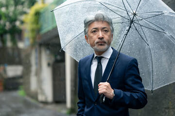 傘をさす男性