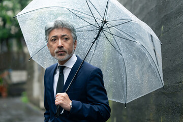 傘をさす男性