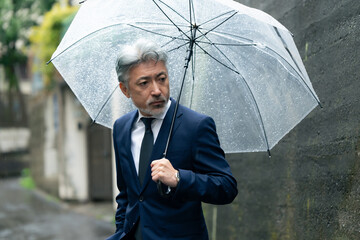 傘をさす男性