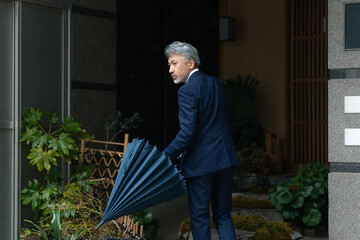 傘をさす男性