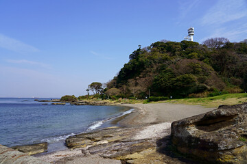 晴天の観音崎公園と交通管制塔
