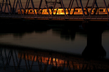 夕陽を受けてオレンジに輝く車両