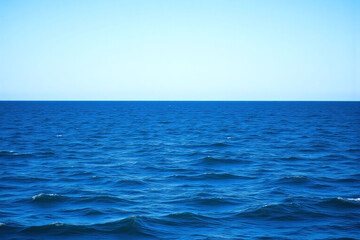 Obraz premium large body of water with a blue sky in the background 1