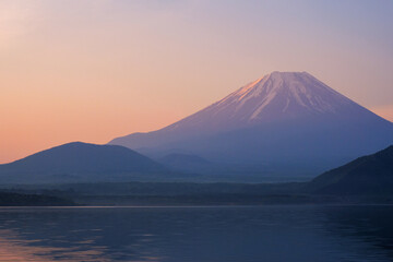 本栖湖と富士山