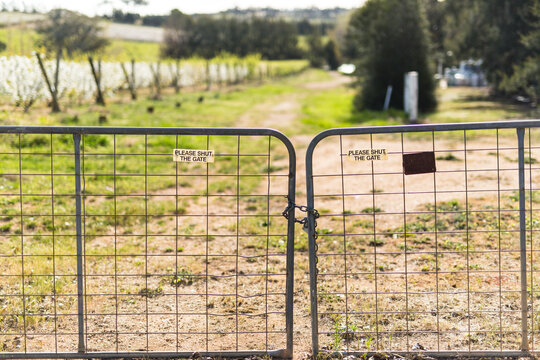 Please shut the gate sign on closed gates