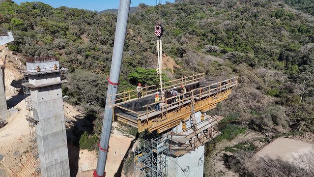 izaje con gr&uacute;a en columna de puente en construcci&oacute;n