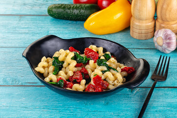 Pasta with spinach and tomato