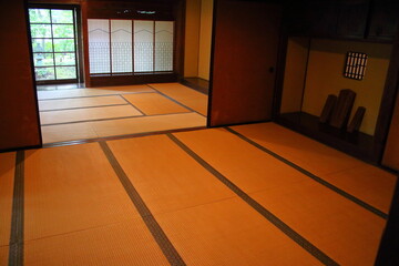 二間続きの和室（薄暗い部屋）