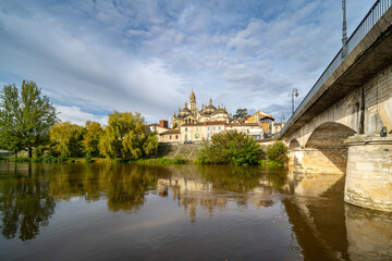 Fototapeta premium St. Front Cathedral in Perigueux seen from the edges of the l'Isle River