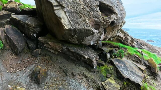 Travelling sur les blocs de roche sableuse - Oc&eacute;an turquoise &agrave; Hondarribia (Cap Higuer, 16:9)