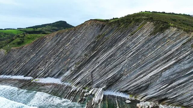 Vue rapproch&eacute;e au drone des Roches en strates &agrave; Flysch rocks en Espagne Zumaia, c&ocirc;te basque 
