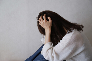 頭を抱える女性