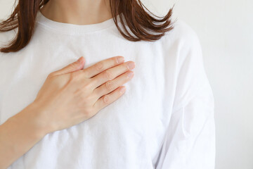 胸に手を当てる女性　心配