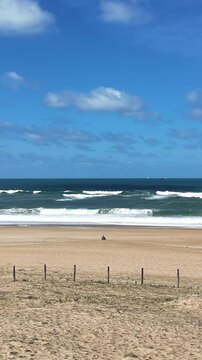 Pilonne en b&eacute;ton et survol des dunes - Vue a&eacute;rienne de l'oc&eacute;an &agrave; Tarnos (Plage du M&eacute;tro, format 9:16)
