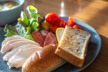 パンとチキンの彩りモーニングプレート