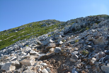 北アルプスの鷲羽岳山頂直下