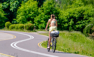 Naklejka premium Cyclist ride on the bike path in the city Park 
