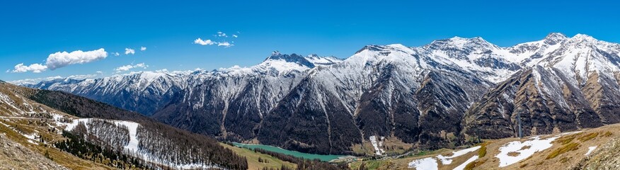 L’arrivo della primavera ai piedi del Monviso: Pontechianale ed il suo lago in Alta Valle Varaita