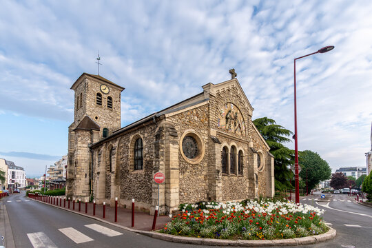 Vue ext&eacute;rieure de l'&eacute;glise catholique Saint-Eloi, situ&eacute;e &agrave; Fresnes, France, dans le d&eacute;partement fran&ccedil;ais du Val-de-Marne, en r&eacute;gion Ile-de-France	