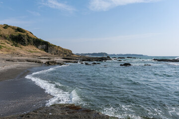 黒砂の浜と岩場が続く三浦半島の黒崎海岸