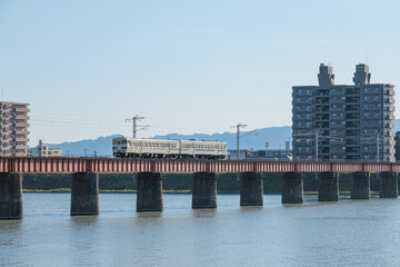 Obraz premium 大淀川の鉄橋を渡る日豊本線の普通列車