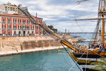 Scorcio del Lungomare di Taranto e la nave Vespucci