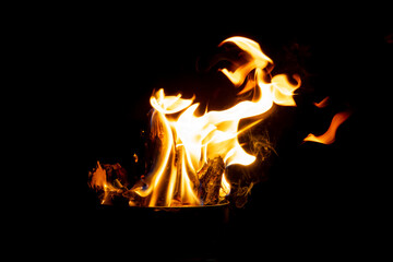 Fototapeta premium Gros plan sur des flammes en extérieur