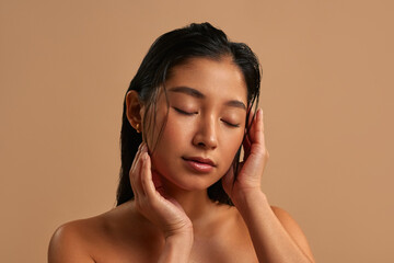 Fototapeta premium Calm and Serenity in Portrait: A Woman with Peaceful Expression Against Soft Background