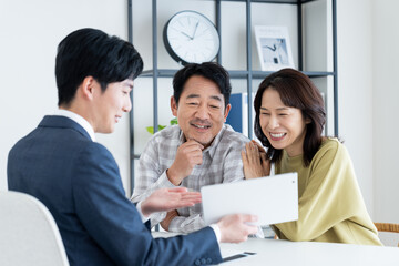 プランナーに相談するミドルの夫婦