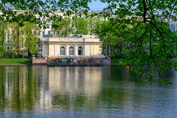 Obraz premium Patriarch's Ponds in center of Moscow, Russia. Cozy cityscape in Moscow. Architecture and landmarks of Moscow.