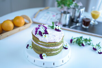Szpinakowy tort urodzinowy, zielona wiosna na stole