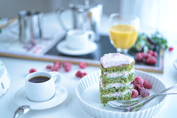 Szpinakowy tort urodzinowy, zielona wiosna na stole