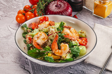 Salad with prawn and quinoa