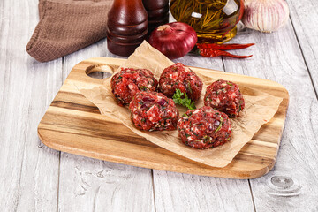 Raw beef meatballs for cooking