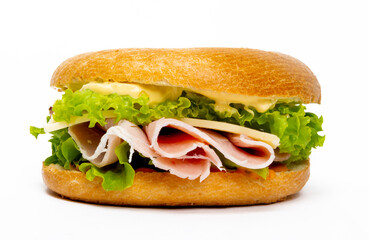 sandwich bagel au jambon, fromage et salade - vu de côté - photographie studio fond blanc