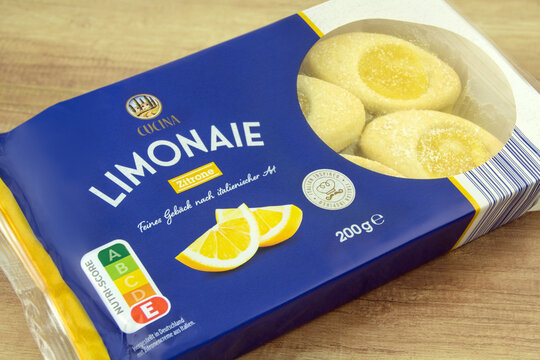Cucina Limonaie feines Geb&auml;ck nach italienischer Art  mit Zitronengeschmack auf Holz