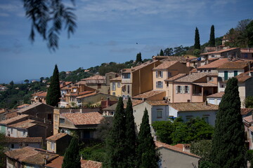 Paysage maisons colorées type sud de la France