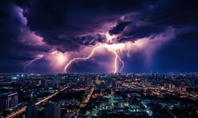 Obraz premium Dramatic lightning storm over city skyline at night with vibrant purple clouds